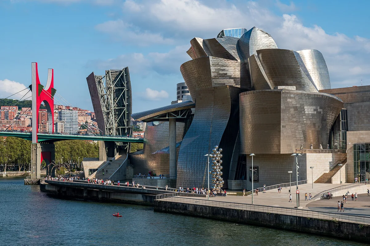 Bilbao Guggenheim博物馆外观及河岸