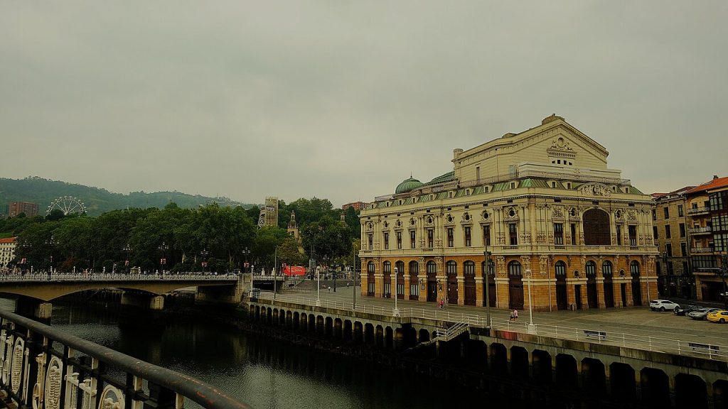 Bilbao 河岸旁的 Arriaga 剧院外观及 Arenal 桥