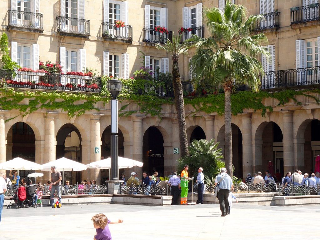 Bilbao Plaza Nueva 广场的石砌拱廊、阳台和露台座位