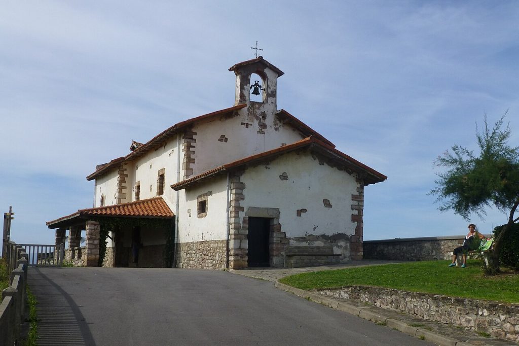 Zumaia San Telmo 小教堂的白色外墙、钟楼和门前步道